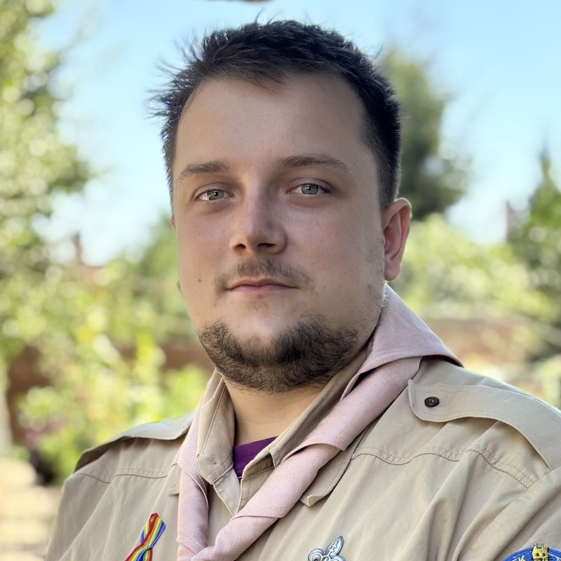 Patrik v skautskom kroji